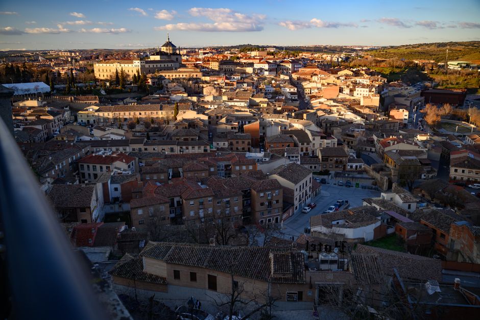 Una impresionante vista aérea de Toledo, España, destacando su arquitectura histórica al atardecer.
