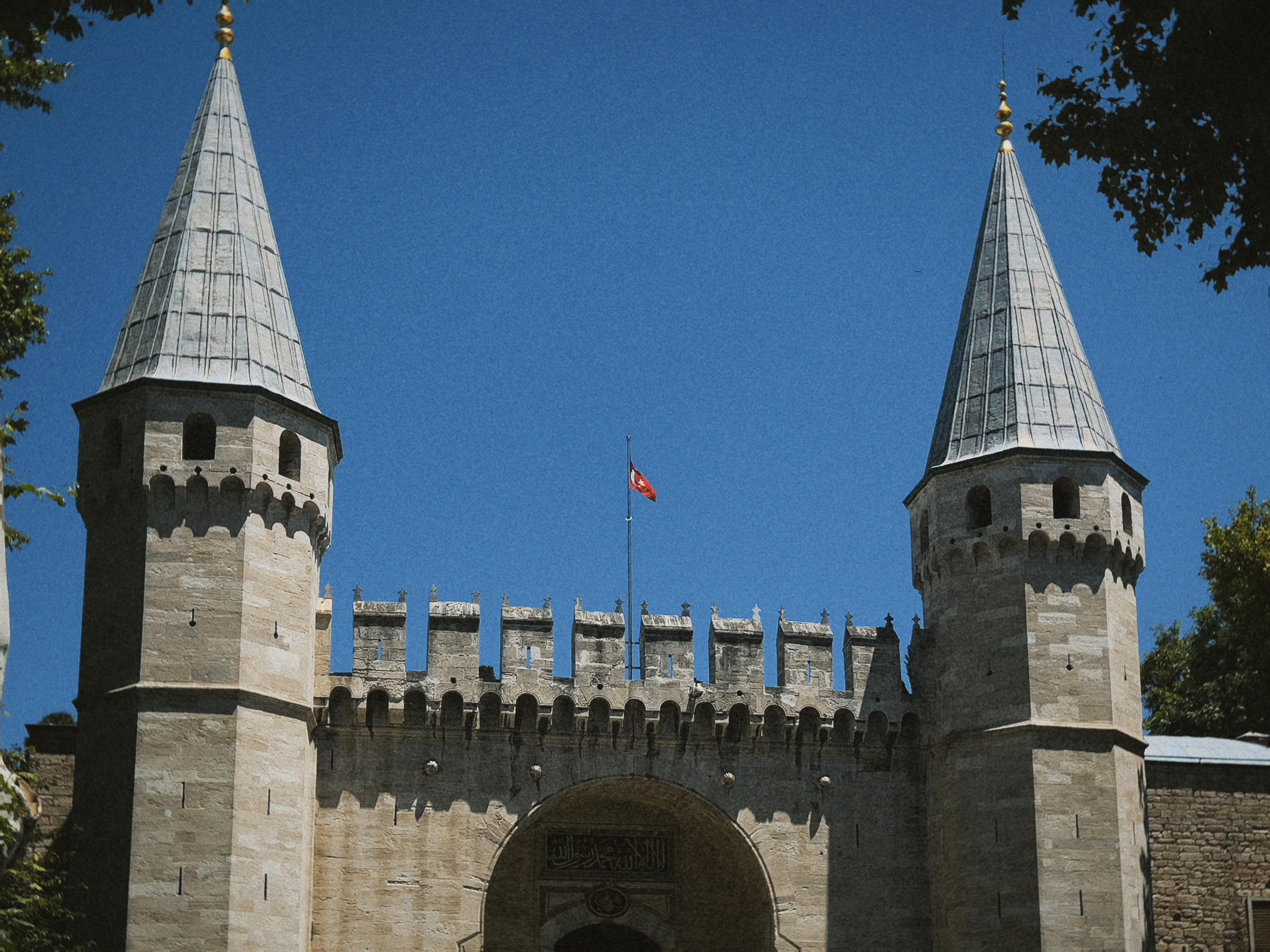 Osmanlı Devleti'nin yükseliş dönemindeki askeri gücünü, stratejik başarılarını ve mimari ihtişamını temsil eden tarihi semboller ve görseller.