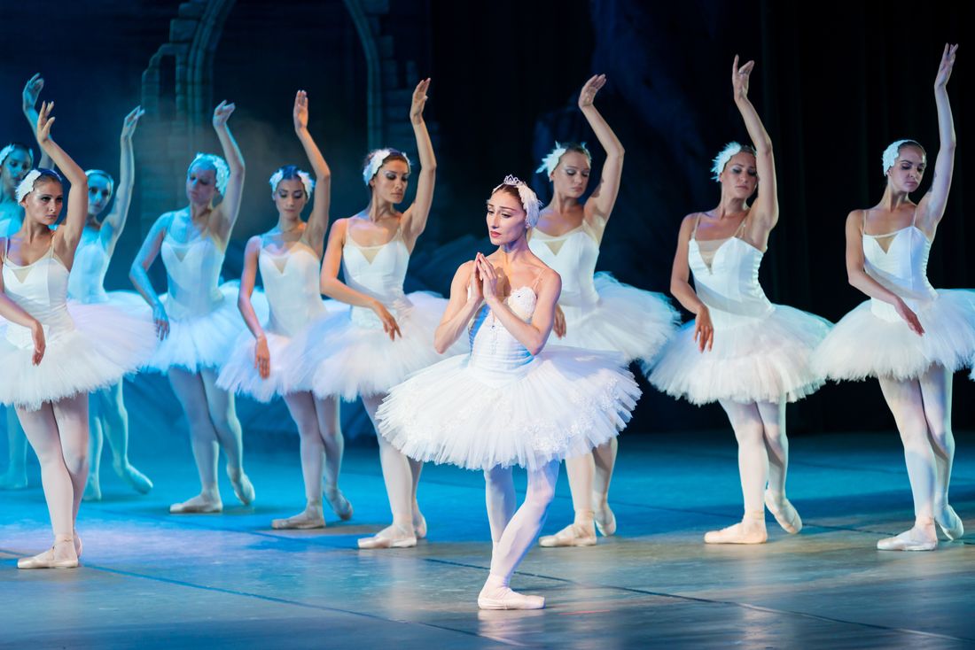 Corps de ballet sur scène en lumière bleue