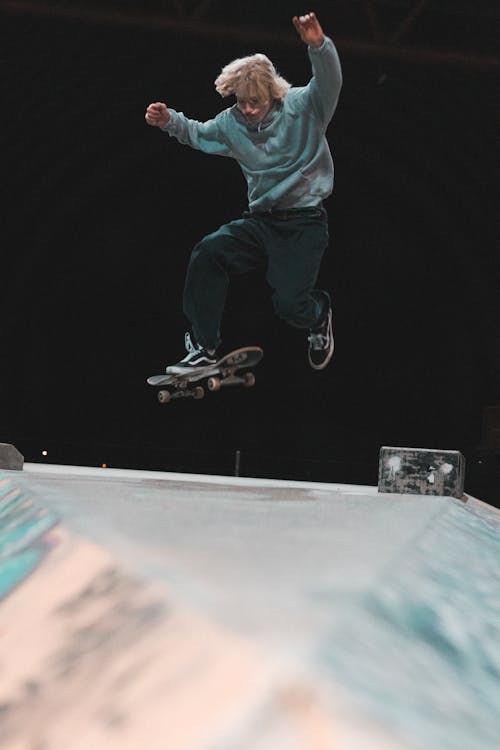 Free stock photo of skateboard, skateboarder, skateboarders