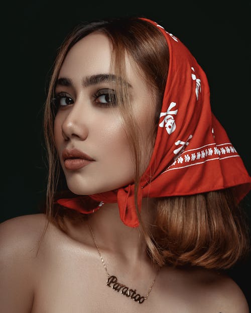 Wanita Mengenakan Bandana Merah