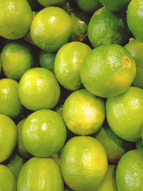 Free Bright and fresh green limes, perfect for culinary use and citrus flavor infusion. Stock Photo