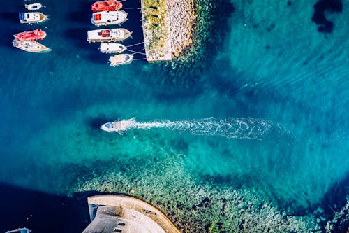 海のボートの航空写真