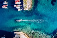 克罗地亚杜布罗夫尼克亚得里亚海沿岸的船只和清澈的绿松石水域令人惊叹的鸟瞰图