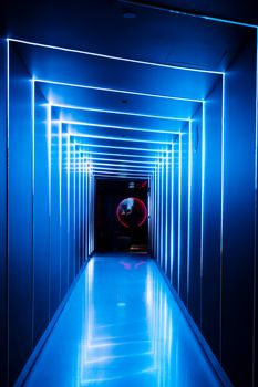 Futuristisches Lichter & Neon – Friedliches Cyberpunk-Motiv (von Mark Baldovino, 6336×9504, #35805443)