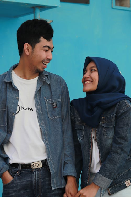 Pria Dan Wanita Mengenakan Jaket Denim Biru