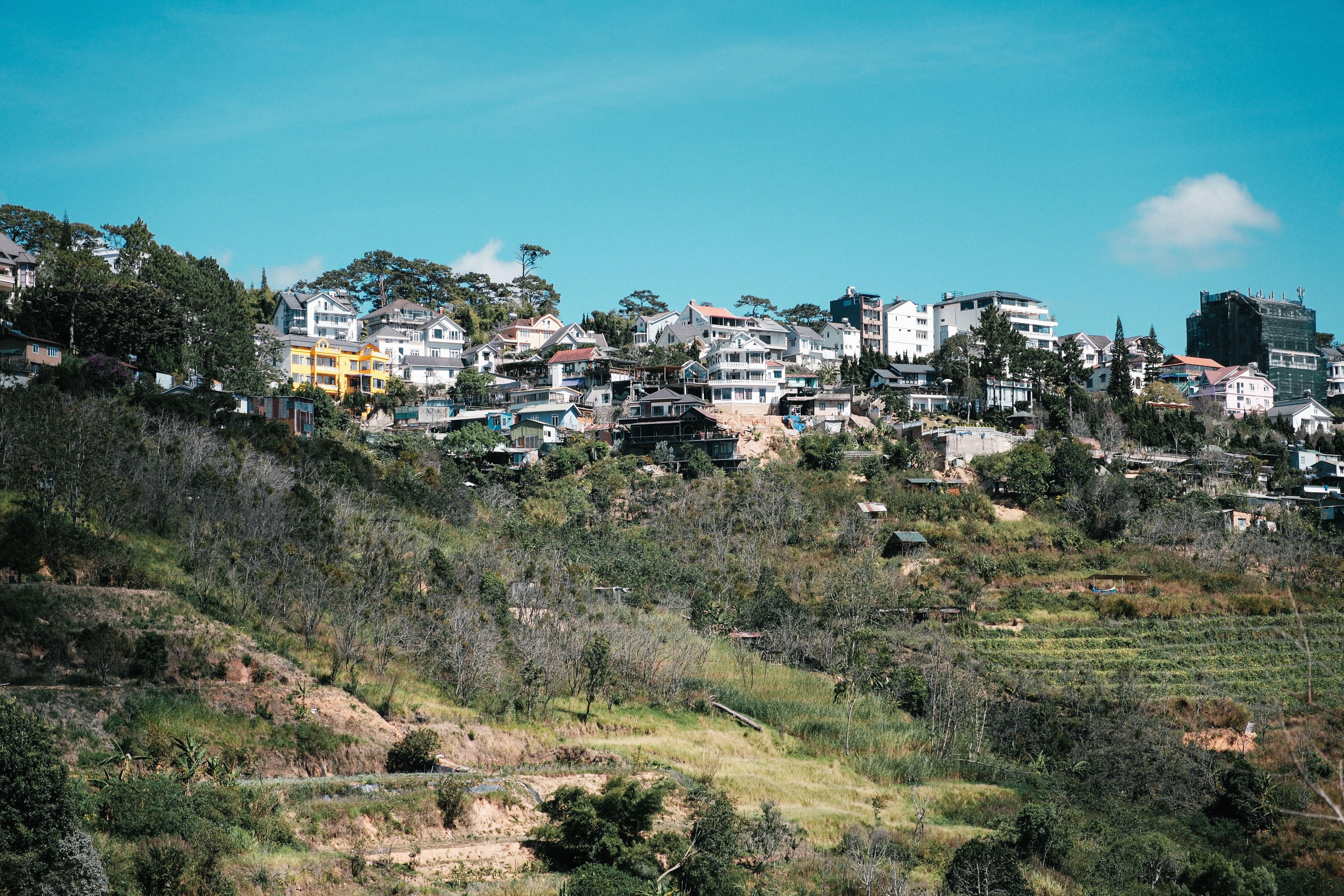 Casas construídas numa encosta íngreme — desafios de acesso na manutenção exterior