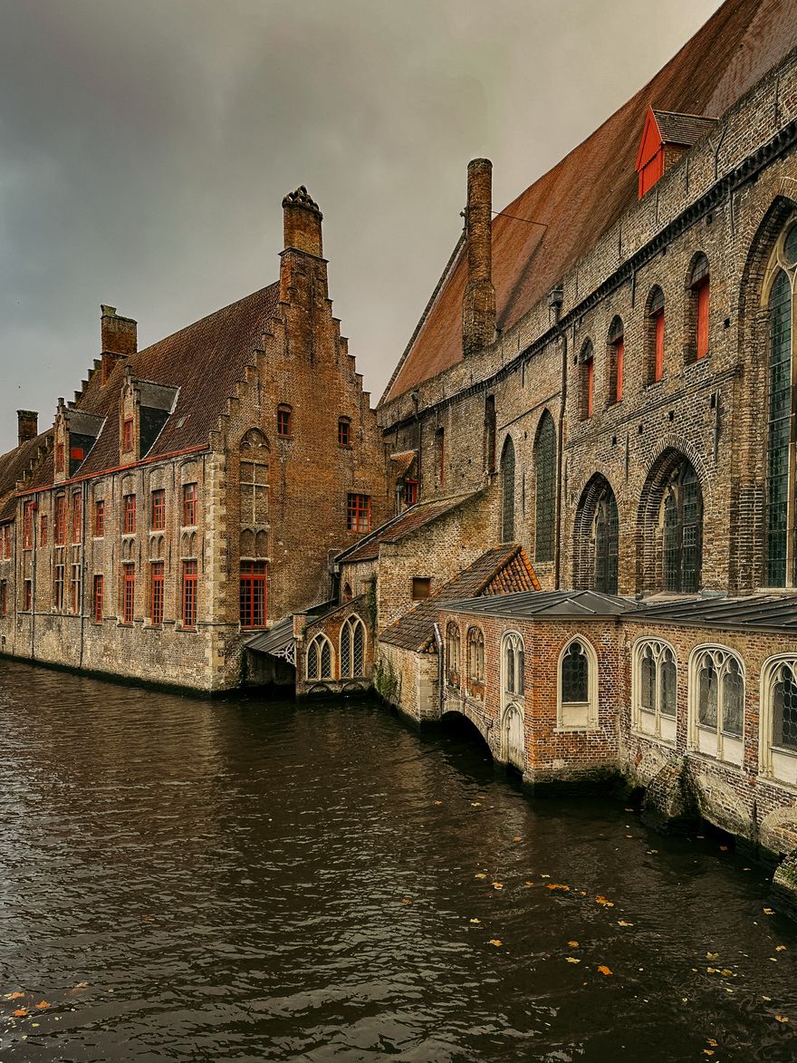 Medieval brick facades along a still canal in Bruges, by Alisa Skripina on Pexels