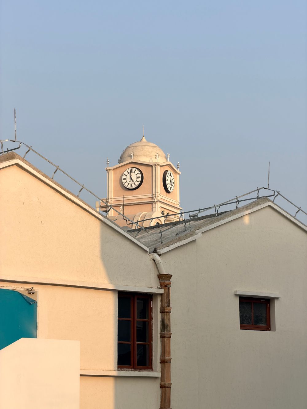 Tour d'horloge vintage sur les toits, symbole du temps qui passe lors d'une vente immobilière