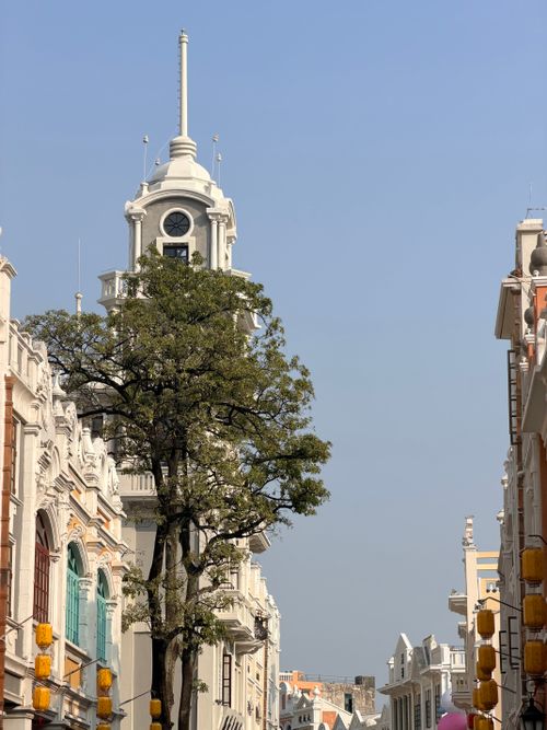 Free A classic European-style building on a sunny day in Zhuhai, showcasing intricate architectural details. Stock Photo