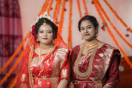 Free Bengali bride and woman in traditional attire celebrating a cultural wedding. Stock Photo