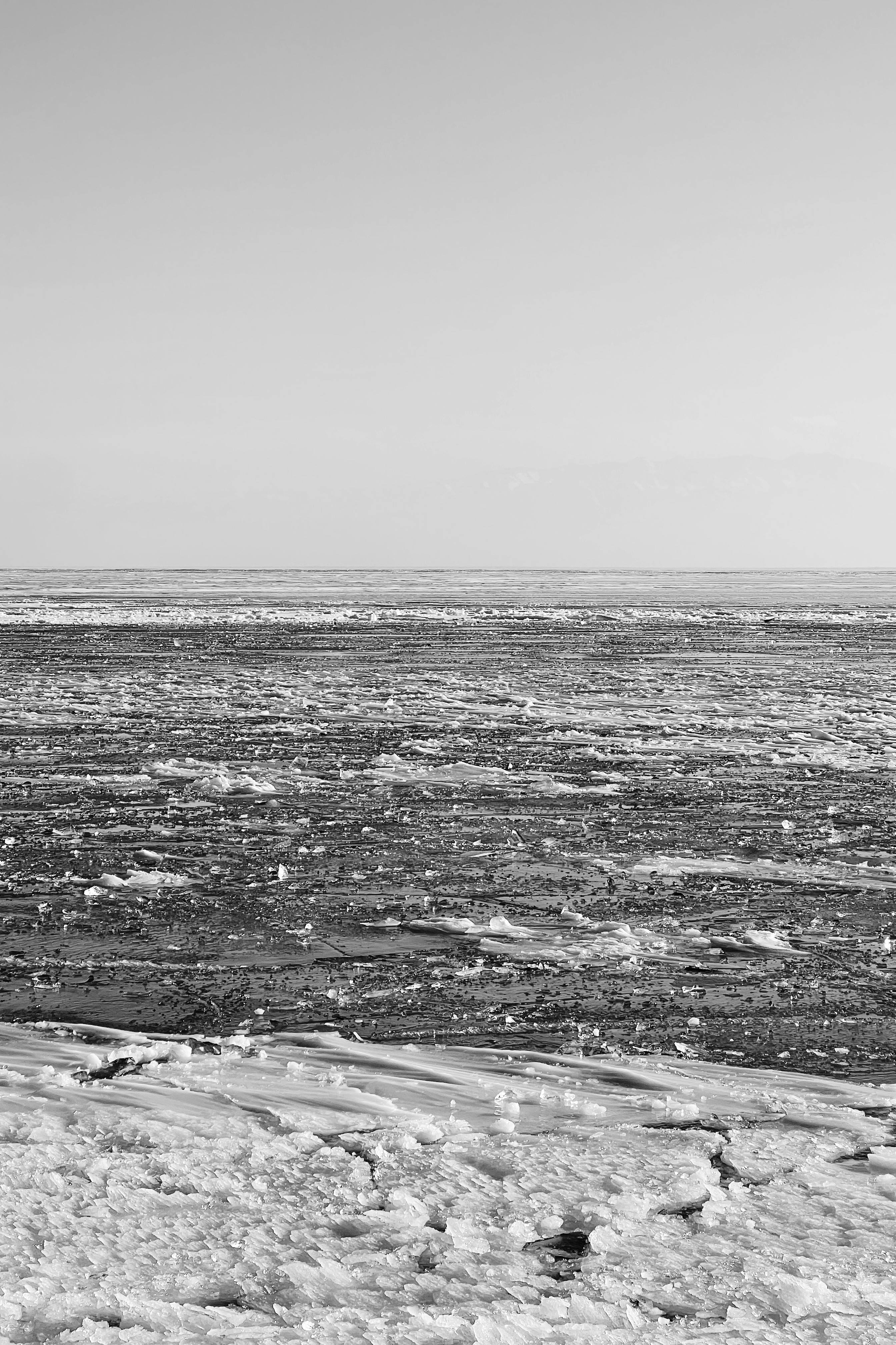 Gratis Impresionante captura en blanco y negro de un vasto paisaje helado. Ideal para proyectos artísticos. Foto de stock