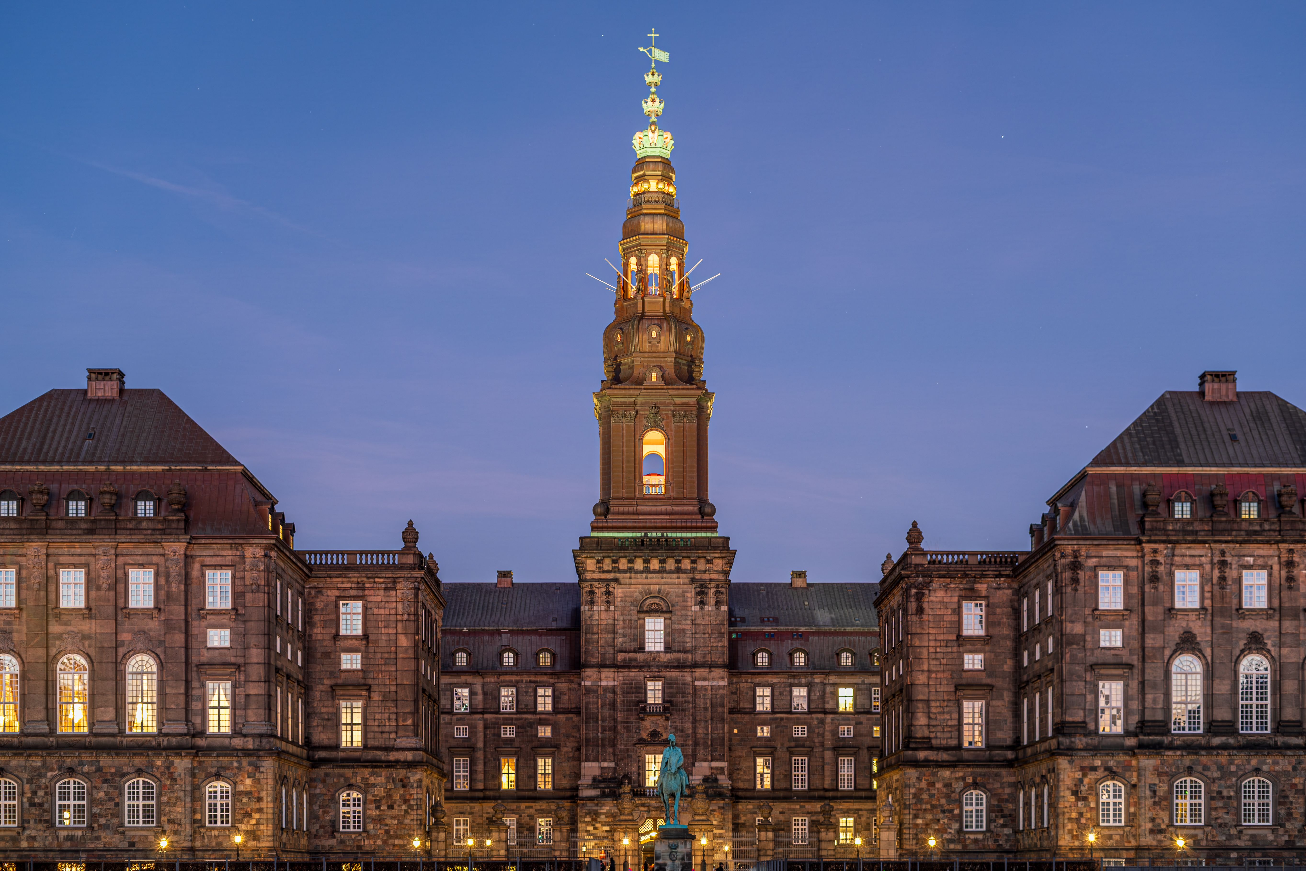 https://images.pexels.com/photos/35811458/pexels-photo-35811458/free-photo-of-christiansborg-palace-at-night-in-copenhagen.jpeg