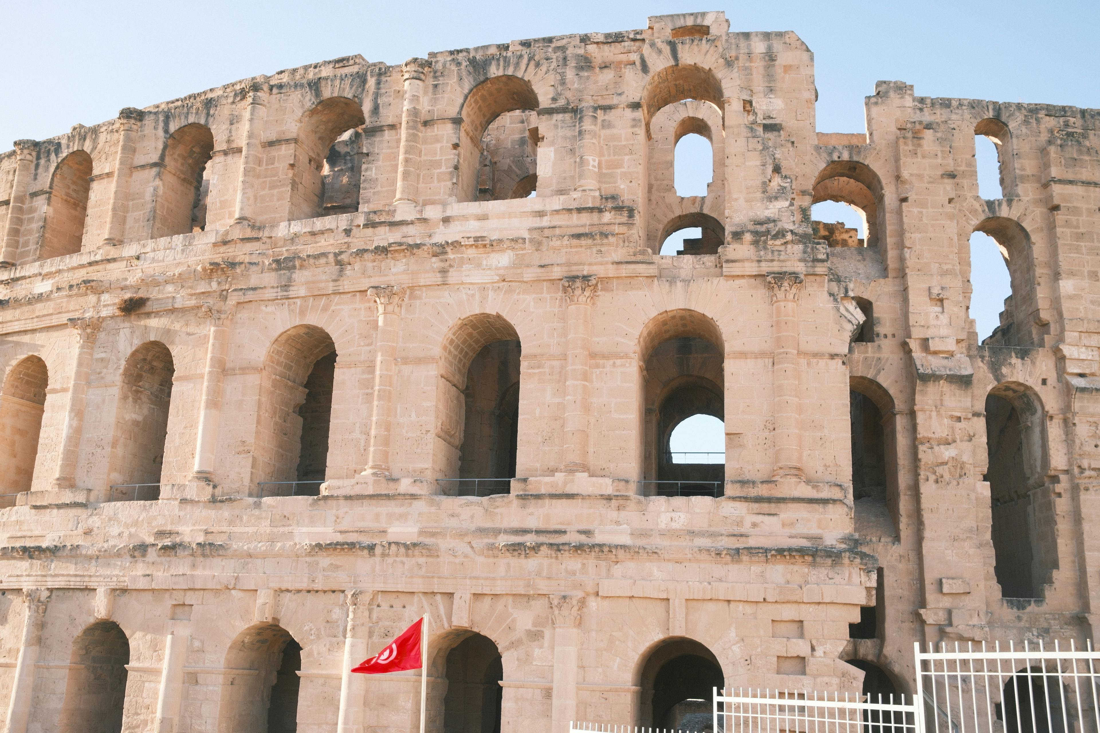 Ücretsiz Tunus'un El Jem kentinde bulunan tarihi Roma amfitiyatrosu, antik mimariyi sergiliyor. Stok Fotoğraflar