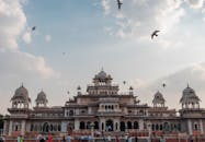 阿尔伯特音乐厅博物馆历史悠久，坐落在斋浦尔，壮丽的景色之上有鸟儿飞翔