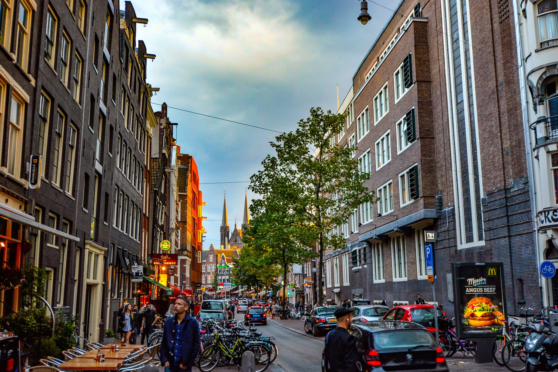 Amsterdam'da dar bir alışveriş sokağı