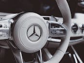 高级汽车方向盘的细节图展现了优雅而复杂的设计