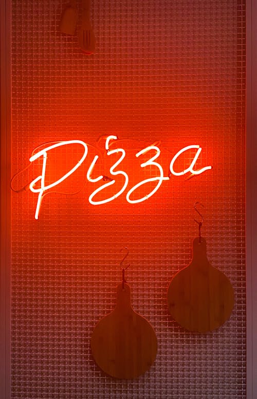 Free Pizza Neonlicht Bewegwijzering Naast Muur Stock Photo