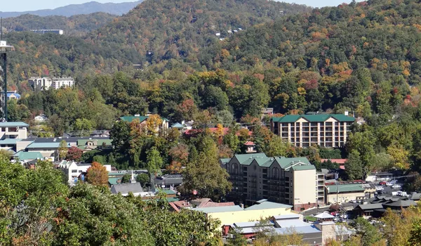 Gatlinburg au milieu des forêts d'automne des Smoky Mountains