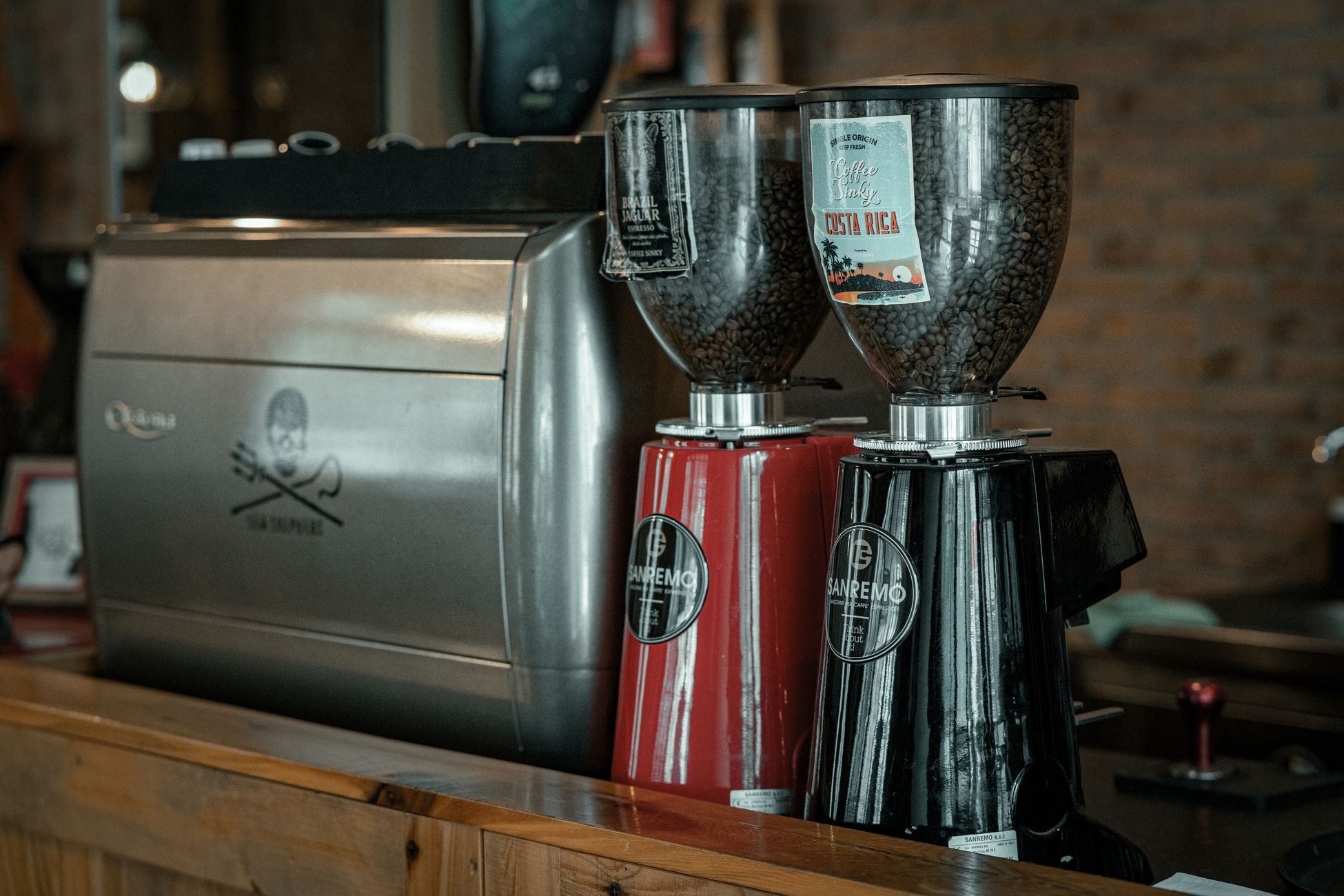 Modern coffee grinders and espresso machine on a café counter in Bursa, Türkiye.