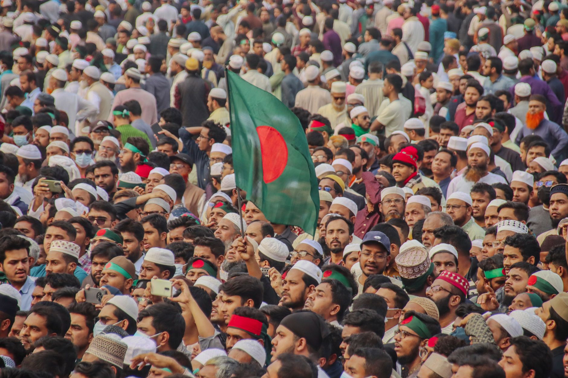 ঈদ উদযাপনে বাংলাদেশের মানুষ, ঐক্যের প্রতীক হিসেবে আনন্দমুখর পরিবেশ