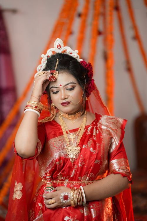 Free A beautiful South Asian bride elegantly dressed in traditional attire with intricate jewelry and makeup. Stock Photo