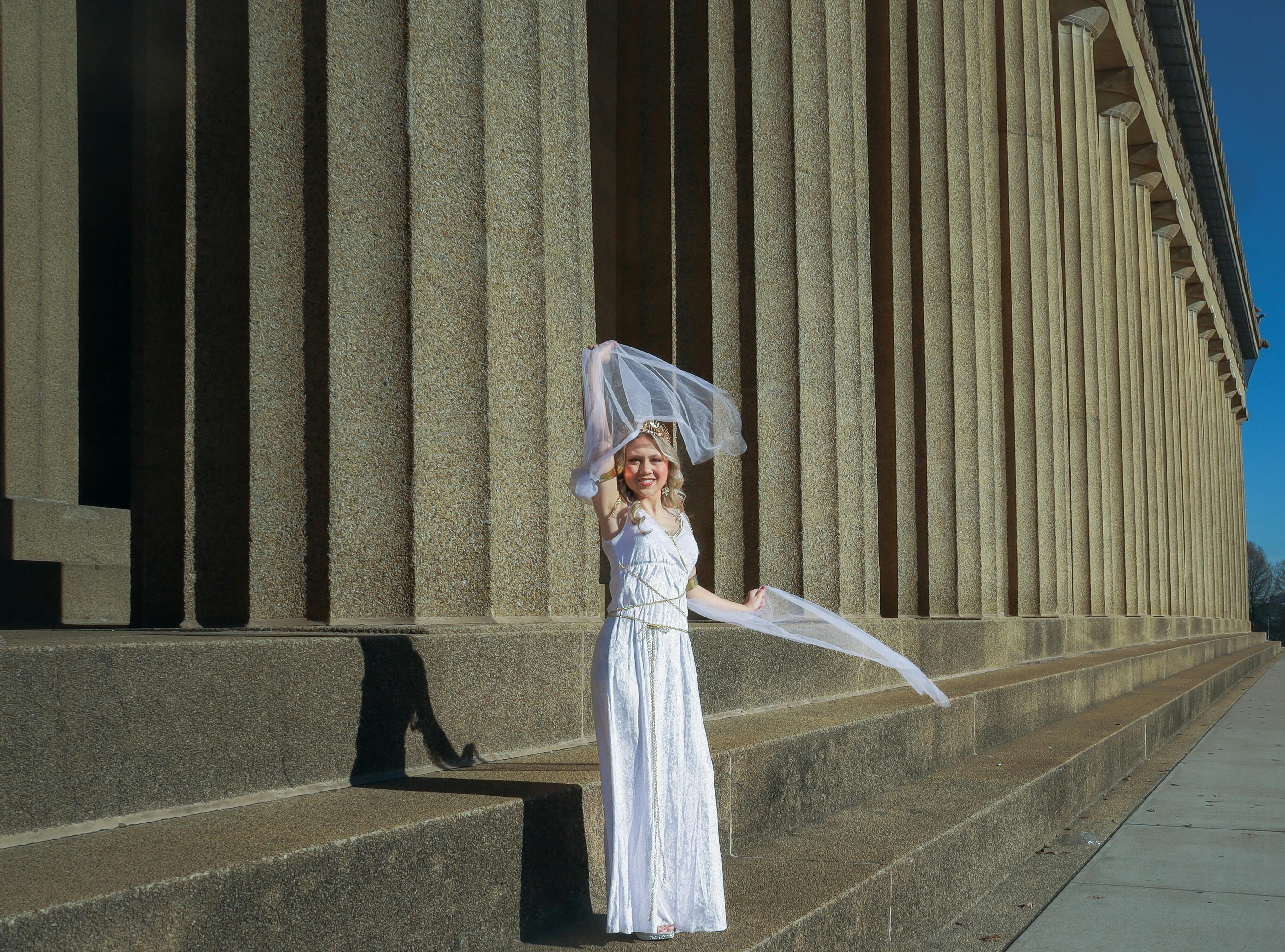 Gratis Seorang wanita berbaju putih berpose anggun di depan Parthenon Nashville, memeluk pilar-pilar ikoniknya. Foto Stok