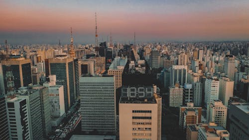 Ücretsiz Alacakaranlıkta Yüksek Binaların Havadan Görünümü Stok Fotoğraflar
