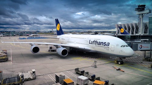 Ücretsiz Beyaz Ve Mavi Lufthansa Uçak Stok Fotoğraflar