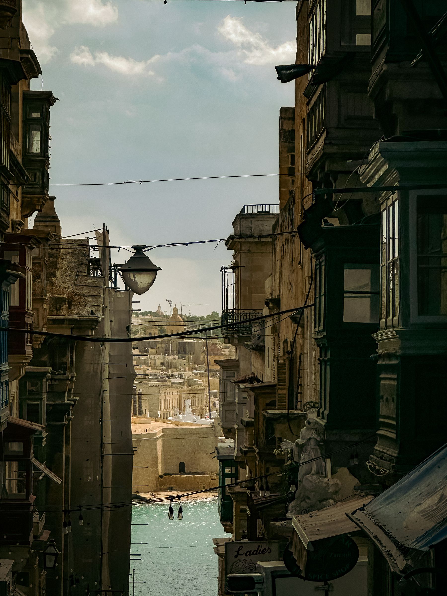Calle histórica de Valletta con vista al mar