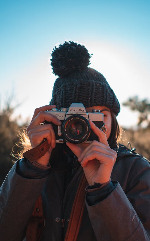 Gratis lagerfoto af analogt kamera, beanie, dagslys