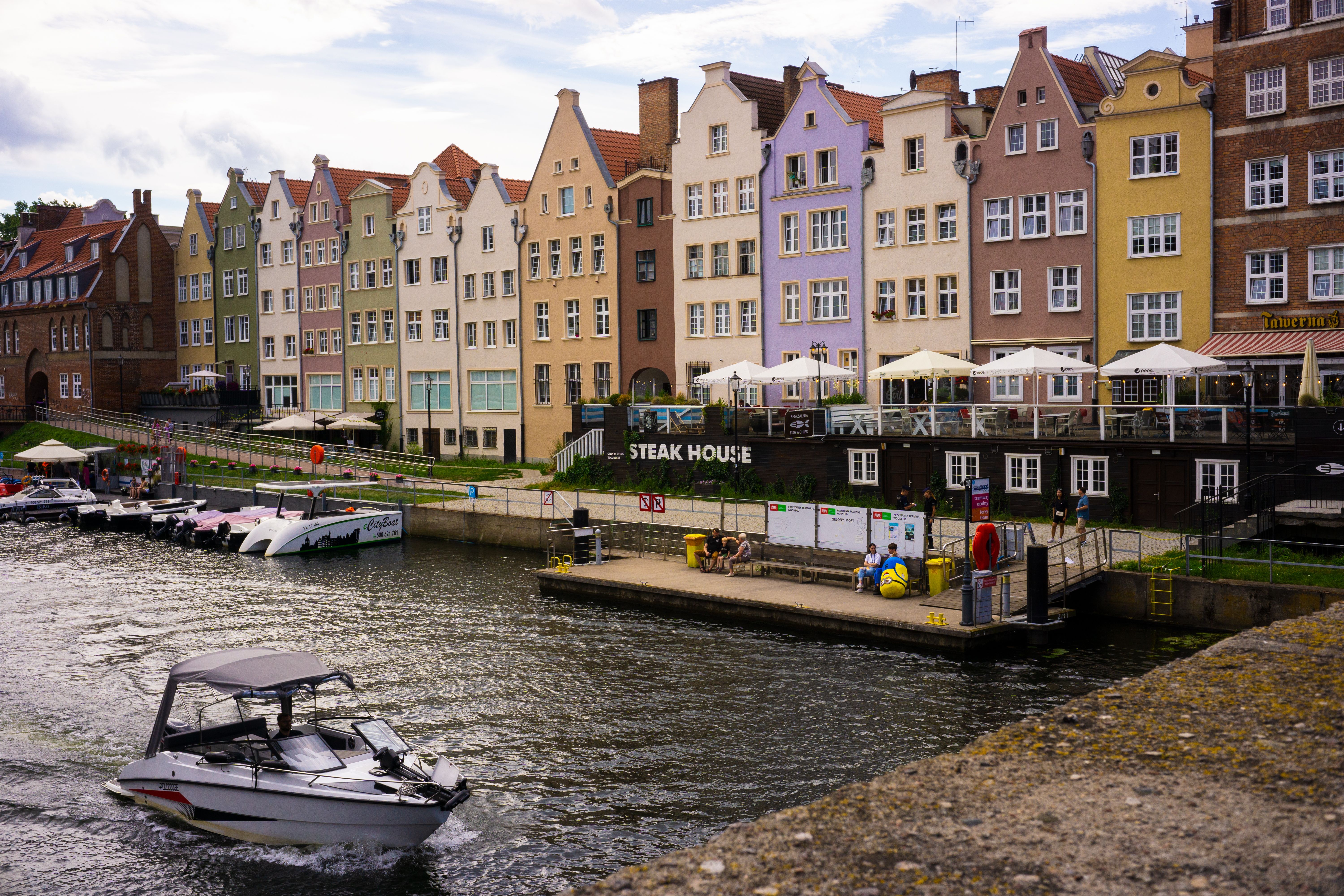 Scenic view of historic colorful buildings and riverside in Gdansk, Poland. — Trójmiasto