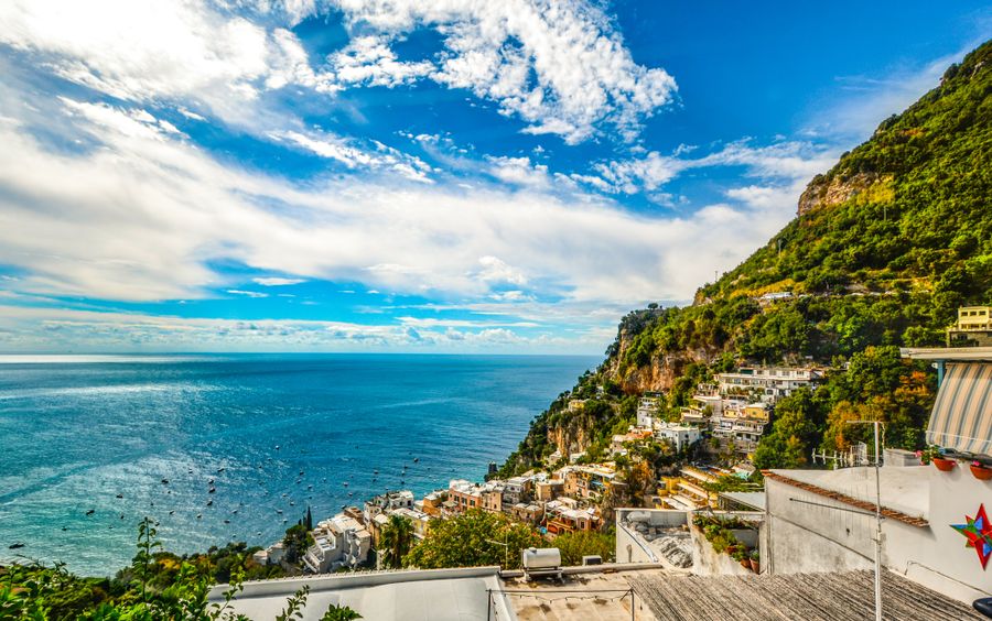 Positano na Amalfském pobřeží: barevné domky nad mořem