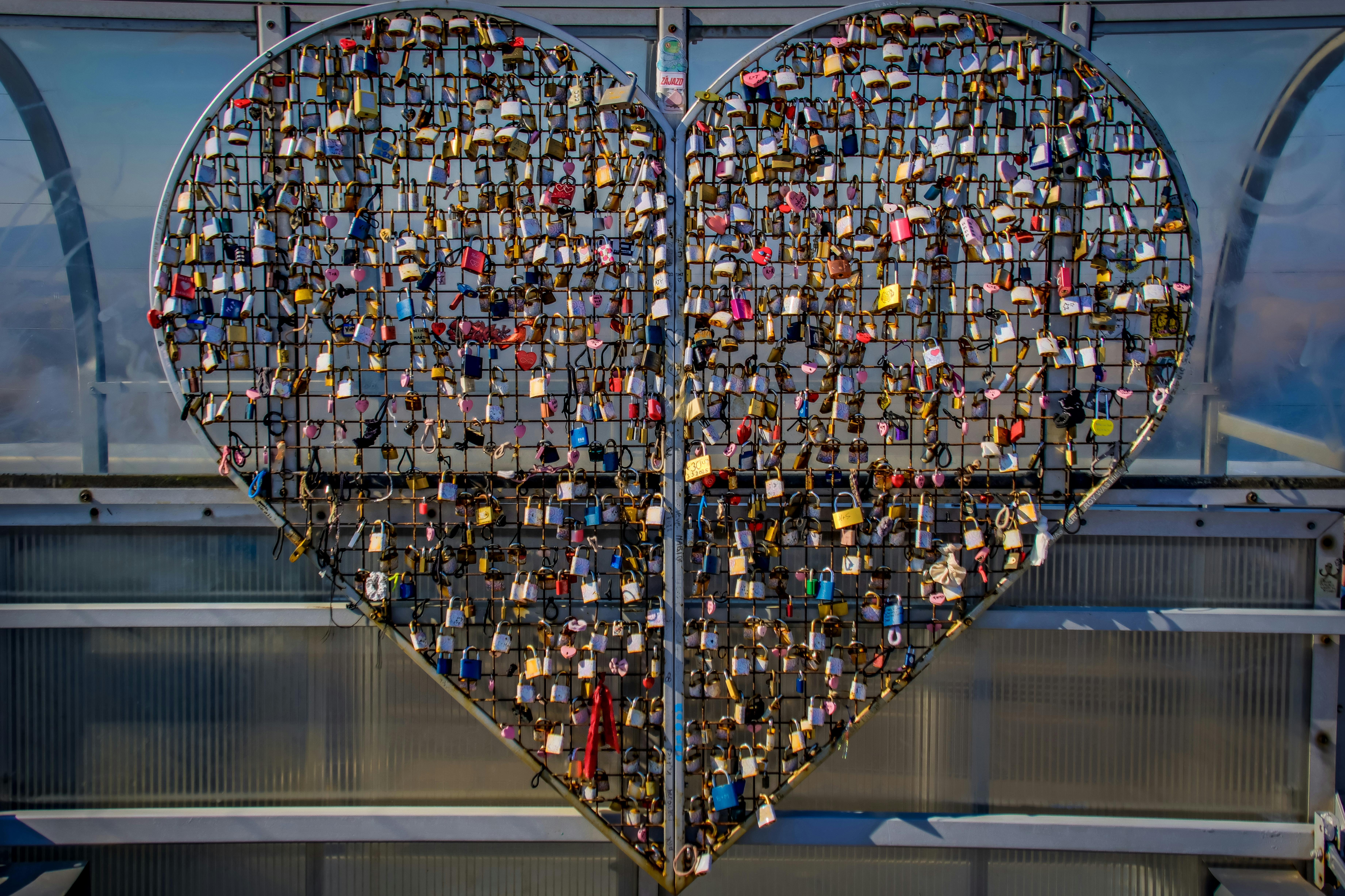 Une sculpture métallique en forme de cœur ornée de cadenas d'amour colorés à Bratislava.