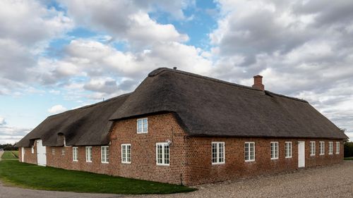 Free Explore this picturesque Nordic thatched cottage set in the idyllic Danish countryside. Stock Photo
