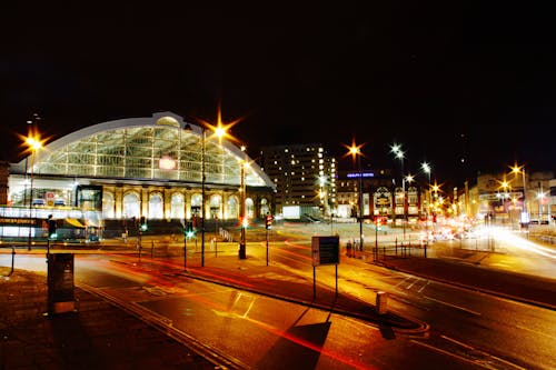 grátis Estádio Iluminado Durante A Noite Foto profissional