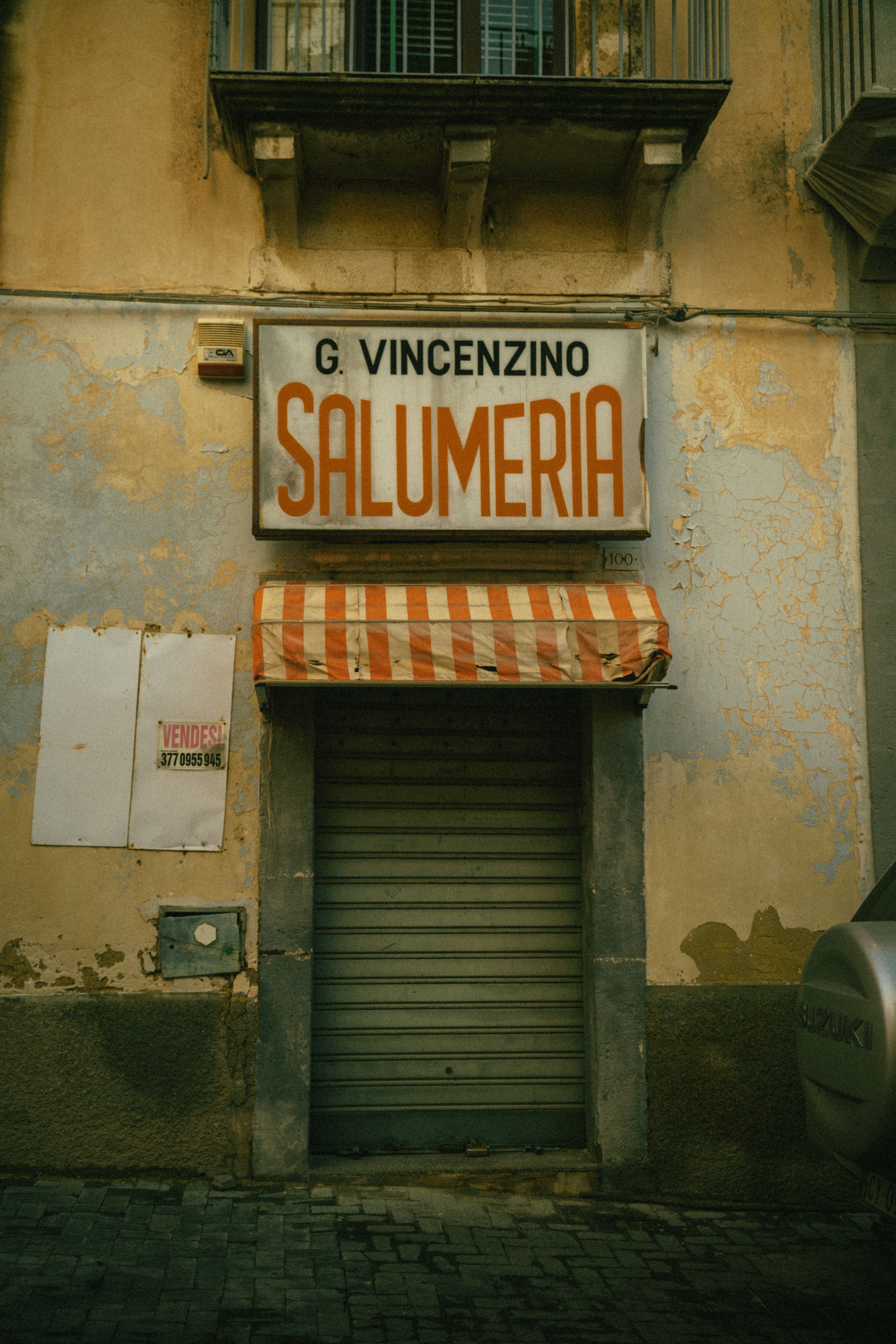 Gratis Facciata d'epoca di una salumeria a Vizzini, in Sicilia, con insegna classica e fascino rustico. Foto a disposizione