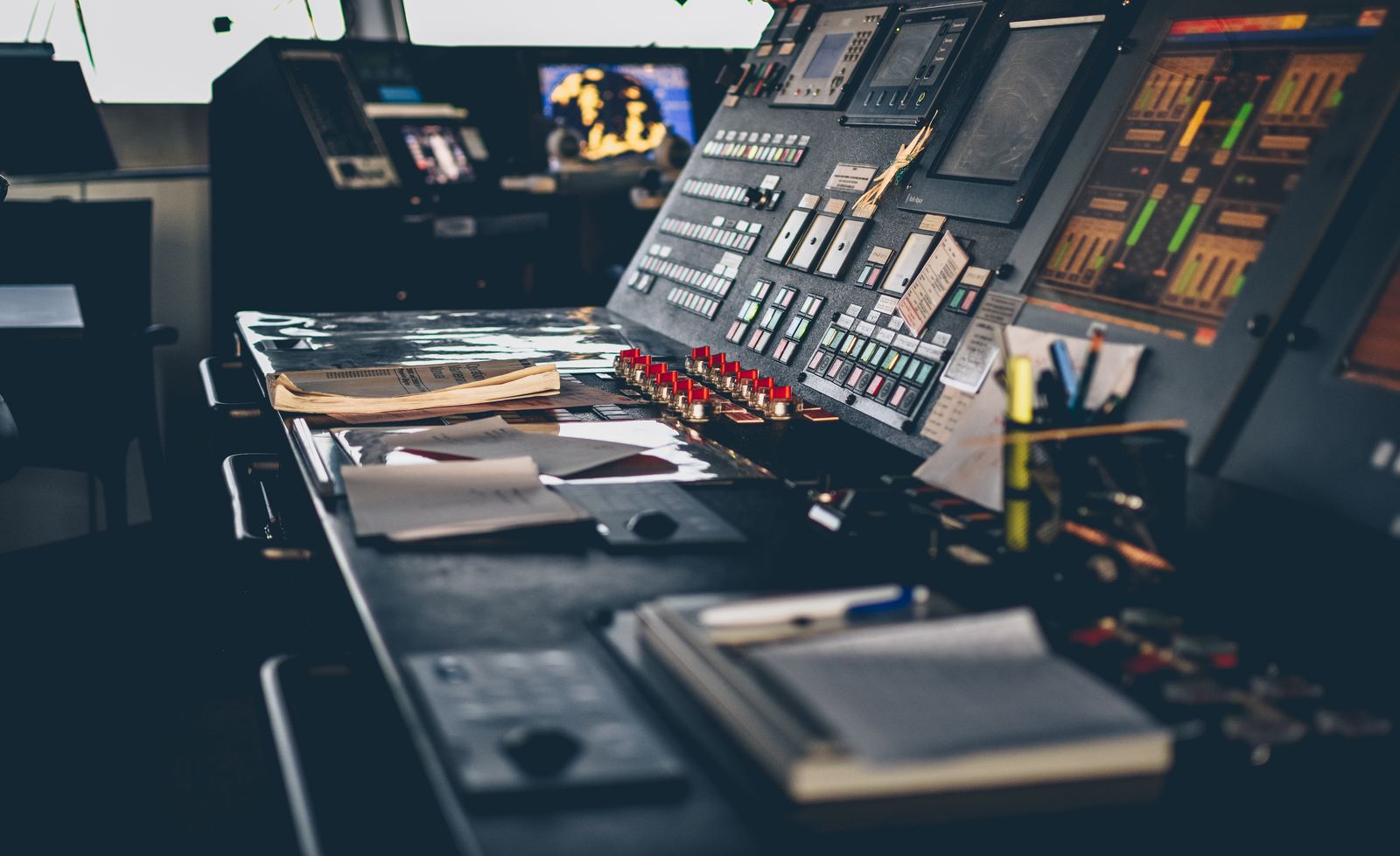 Sala de controle com telas exibindo dados de inteligência artificial da polícia