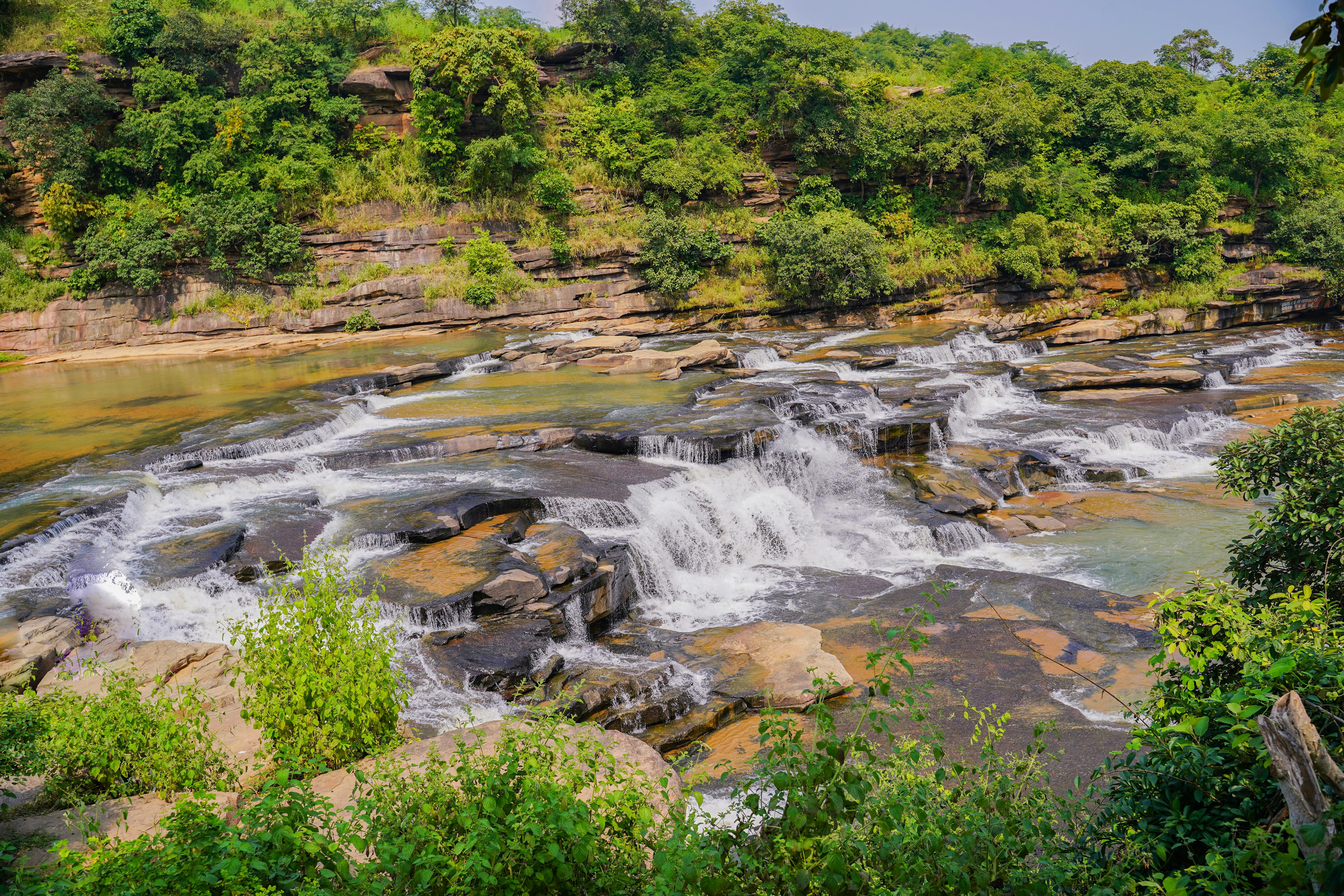 山々を眺める一人旅の女性