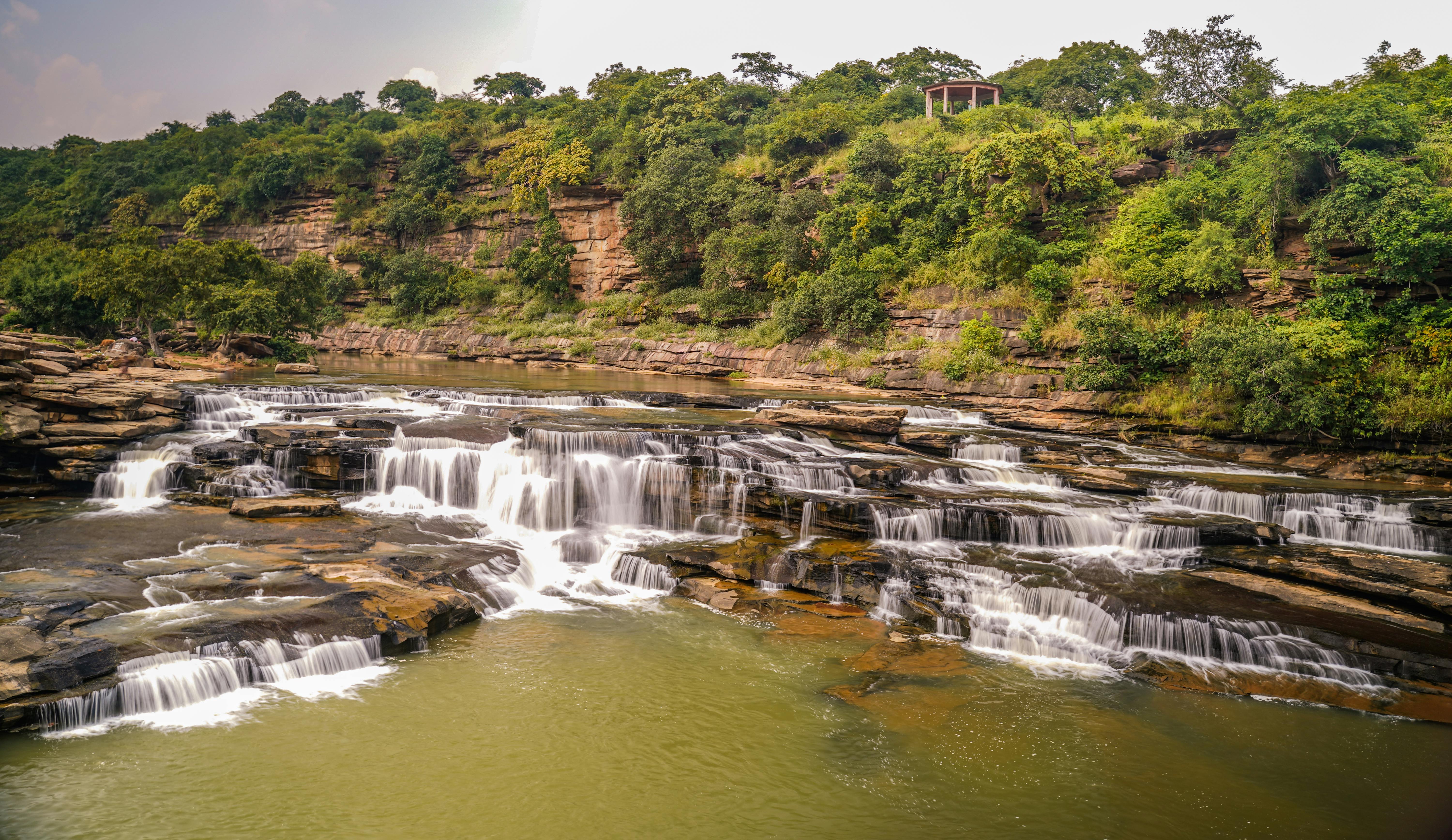 Une femme voyageant seule, admirant un paysage montagneux.