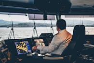 船长操作导航系统，俯瞰伊斯坦布尔水域