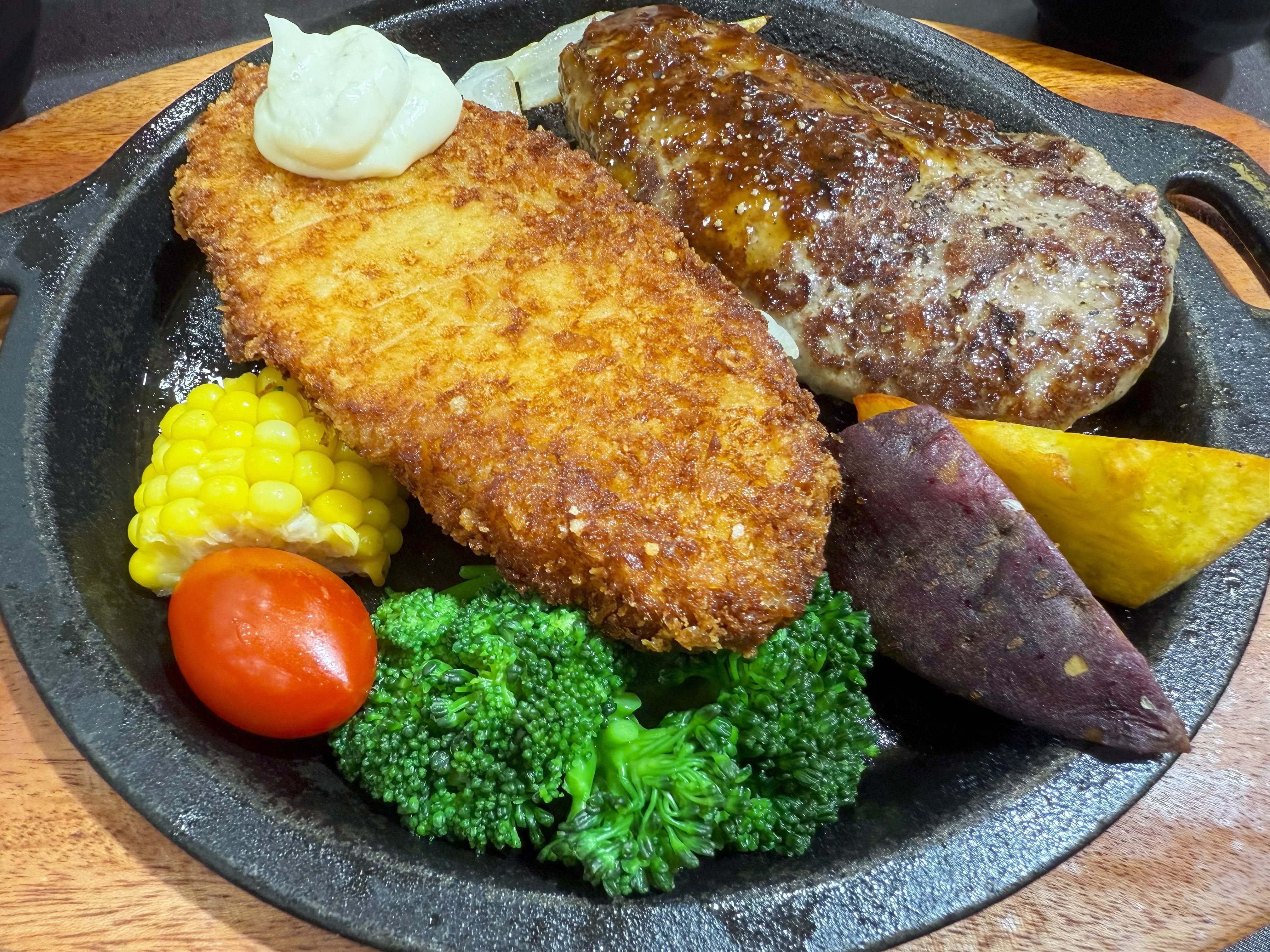 なめろうのさんが焼きをフライパンで焼く様子