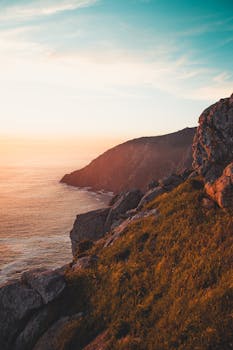 日落时分，海洋悬崖的景色令人惊叹，温暖的色调与宁静的氛围被完美捕捉