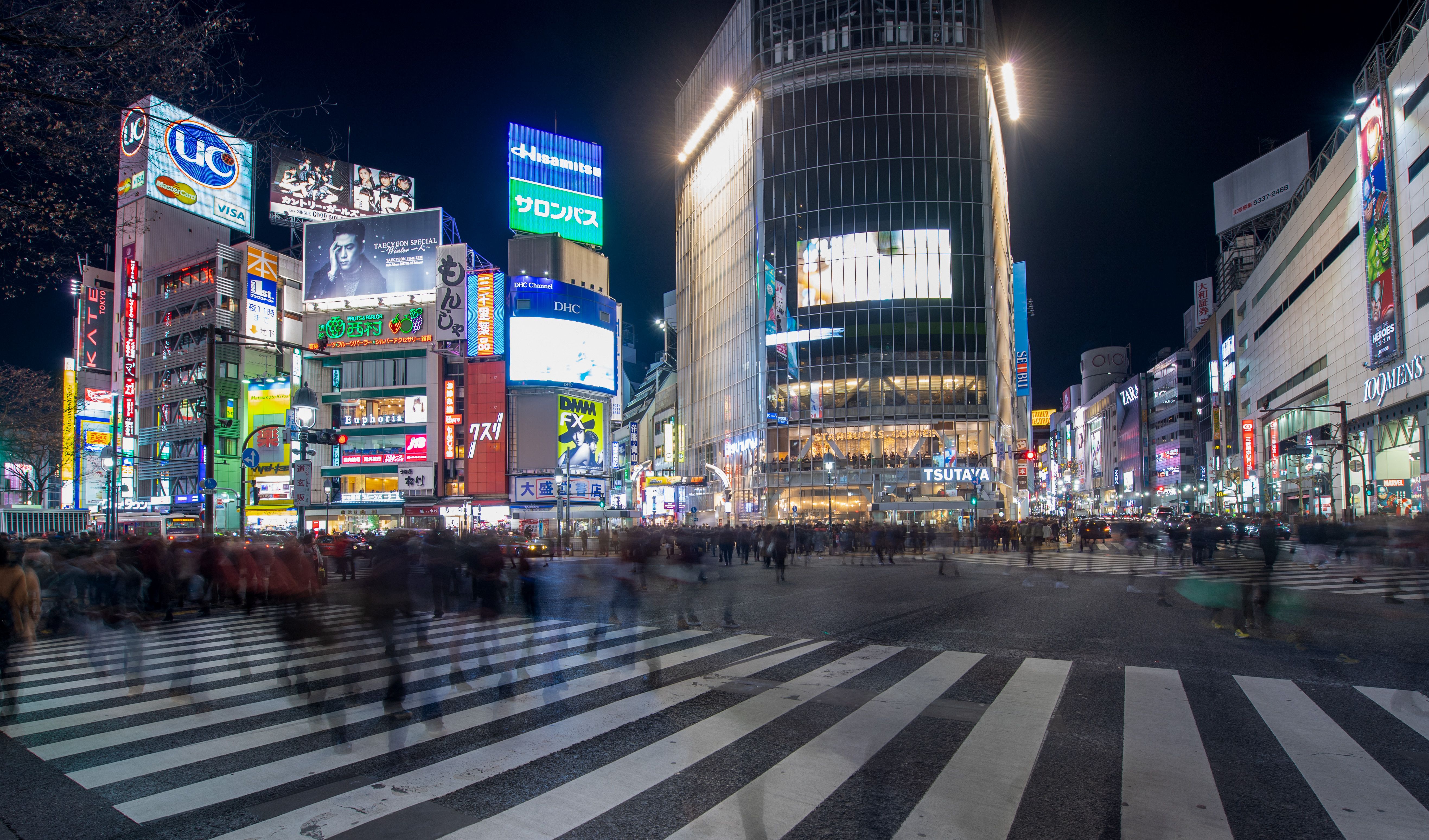 Crowds crossing the Shibuya scramble crossing in Tokyo