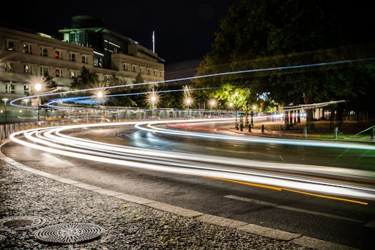 城市交叉口的夜晚，光路与建筑充满活力