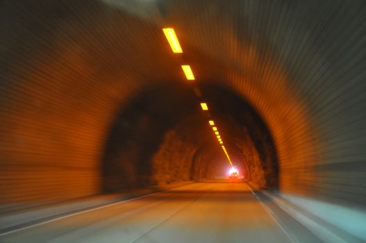 Near Death Experience a rozwój duchowy: 7 historii, które zmieniają perspektywę 2 Motion blur of a tunnel with glowing lights creating a dynamic and fast-paced atmosphere.