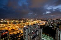 俯瞰令人惊叹的夜间城市景观，可见摩天大楼与明亮的港口