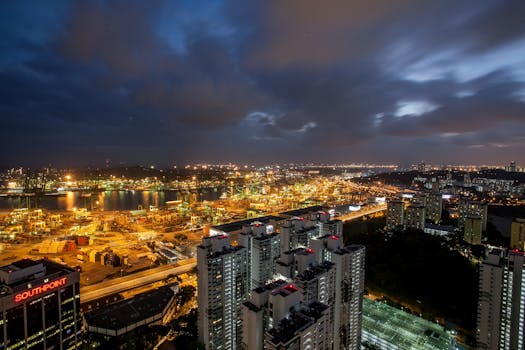 俯瞰令人惊叹的夜间城市景观，可见摩天大楼与明亮的港口