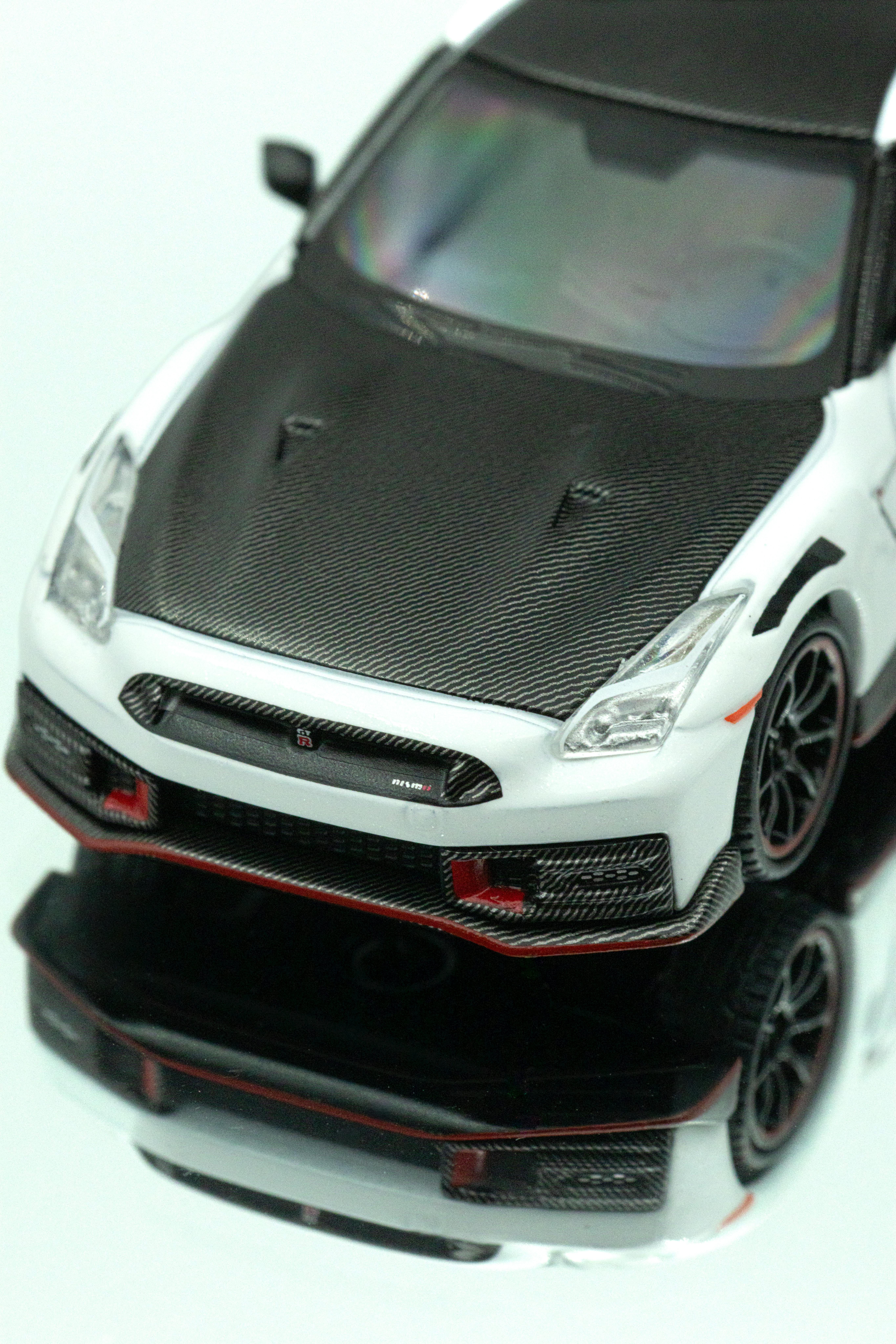 bezplatná Pohled z vysokého úhlu na černobílý model sportovního vozu s reflexním povrchem. Základová fotografie