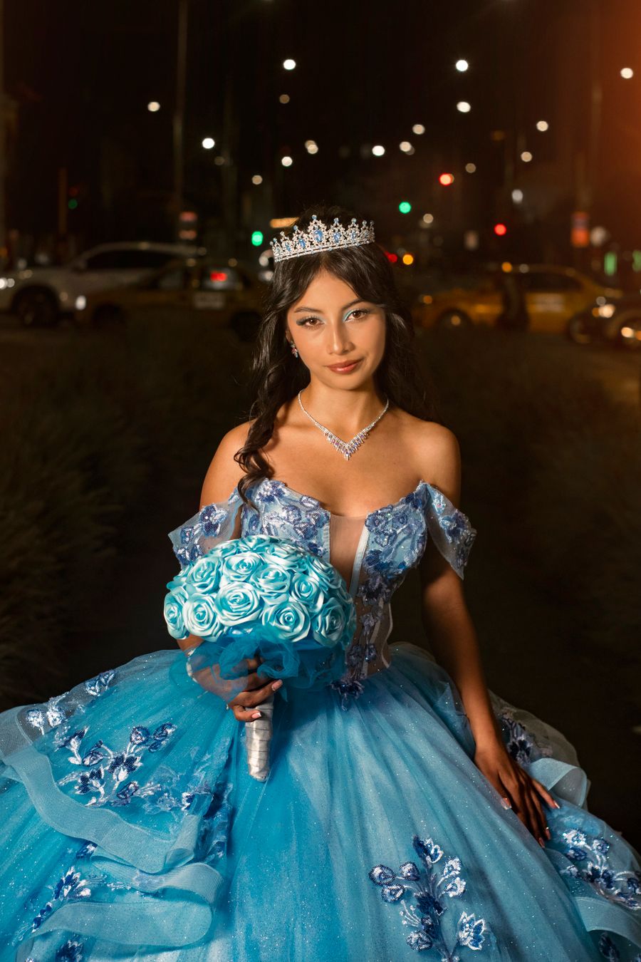 Quinceañera con vestido azul